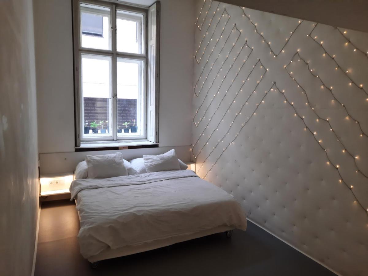 Downtown Prague Minimalistic Room In Flatshare ภายนอก รูปภาพ