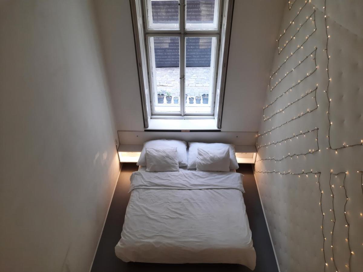 Downtown Prague Minimalistic Room In Flatshare ภายนอก รูปภาพ